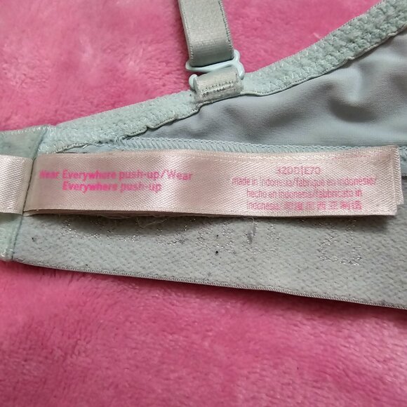 3 pairs of 32DD bras (2 VS & 1 PINK) - Picture 9 of 11